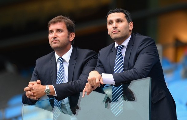 Chủ tịch Man City, Khaldoon Al Mubarak looks và CEO Ferran Soriano quan sát trận đấu từ khán đài.